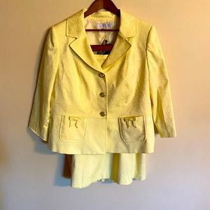 NWT Tahari Arthur S. Levine Yellow Crush 2 piece suit. Women’s size 14W